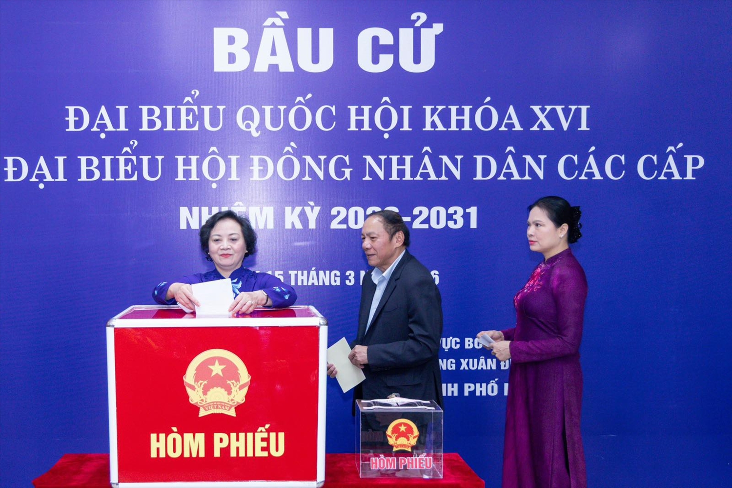 Bí thư Trung ương Đảng, Phó Thủ tướng Phạm Thị Thanh Trà bỏ phiếu tại Khu vực bỏ phiếu số 7, đơn vị bầu cử số 2 thuộc phường Xuân Đỉnh, Thành phố Hà Nội. Khu vực bỏ phiếu số 7 đơn vị bầu cử số 2 thuộc Tổ dân phố số 9, Tổ dân phố số 10 phường Xuân Đỉnh, Thành phố Hà Nội có 1171 cử tri; trong đó có nhiều đồng chí lãnh đạo Đảng, Nhà nước: Bà Bùi Thị Minh Hoài, Ủy viên Bộ Chính trị, Bí thư Trung ương Đảng, Chủ tịch Ủy ban Trung ương MTTQ Việt Nam, Phó Chủ tịch Hội đồng Bầu cử Quốc gia; ông Nguyễn Xuân Thắng, Ủy viên Bộ Chính trị khóa XIII, Chủ tịch Hội đồng lý luận Trung ương; bà Phạm Thị Thanh Trà, Bí thư Trung ương Đảng, Ủy viên Ban thường vụ Đảng ủy Chính phủ, Phó Thủ tướng Chính phủ; đồng chí Hà Thị Nga, Ủy viên Trung ương Đảng, Phó Chủ tịch - Tổng Thư ký Ủy ban Trung ương MTTQ Việt Nam; Bộ trưởng Bộ Văn hóa Thể thao và Du lịch Nguyễn Văn Hùng các đồng chí Ủy viên Trung ương; lãnh đạo các bộ, ban, ngành đoàn thể Trung ương… - Ảnh: VGP/Thu Giang