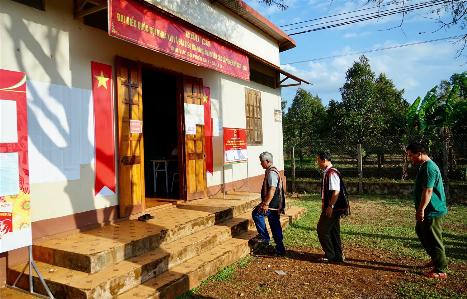 Già làng Rơ châm Hmin (đi đầu tiên) cùng đồng bào Công giáo bỏ phiếu tại tổ bầu cử số 5, làng Vân, xã Ia Ly, tỉnh Gia Lai