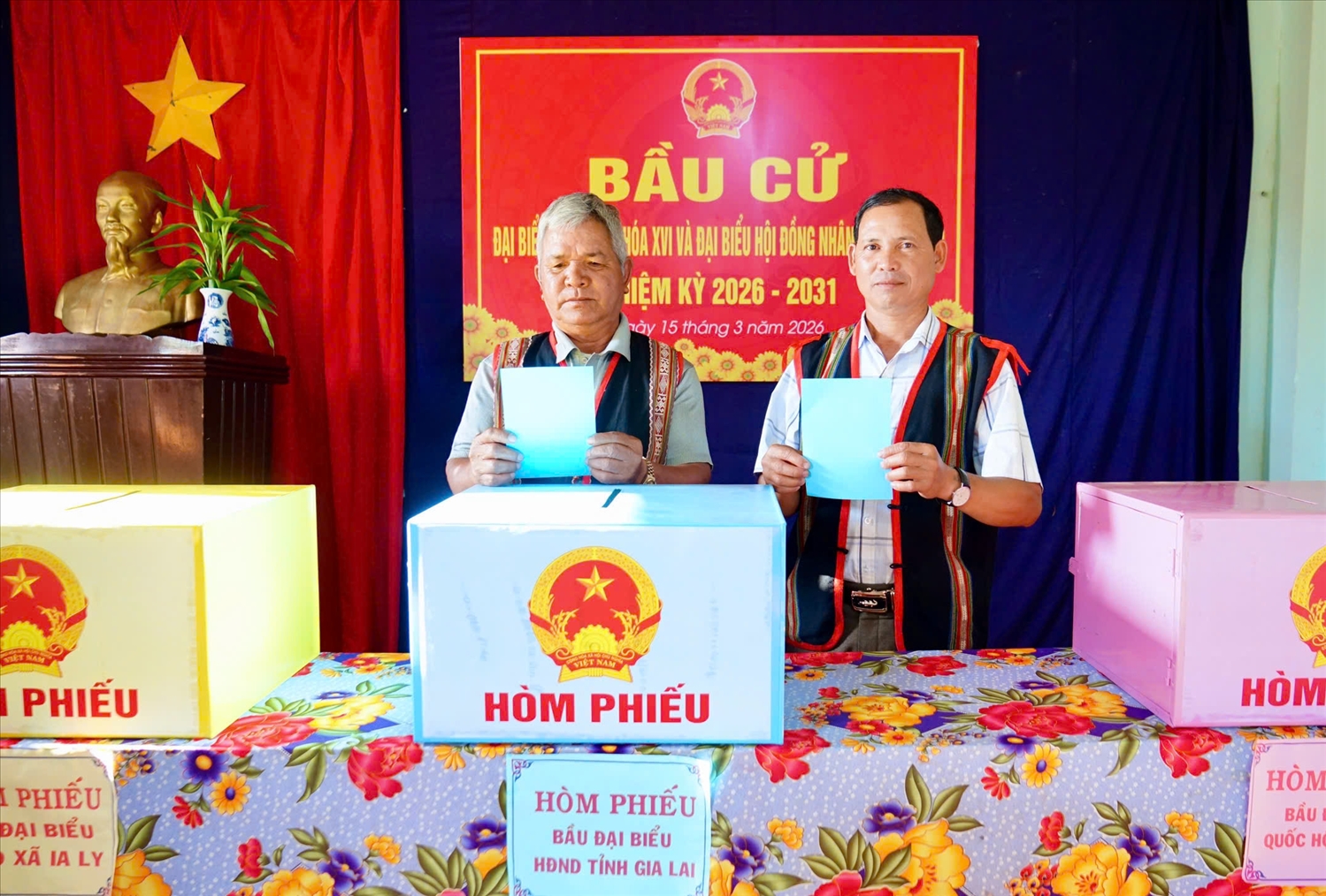 Đồng bào các dân tộc các địa phương nô nức đi bầu cử 6