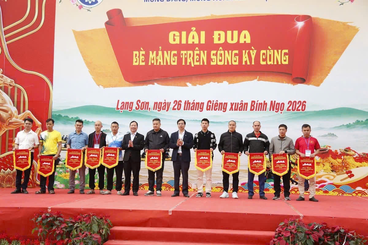 Ban Tổ chức trao cờ cho các đội đua 