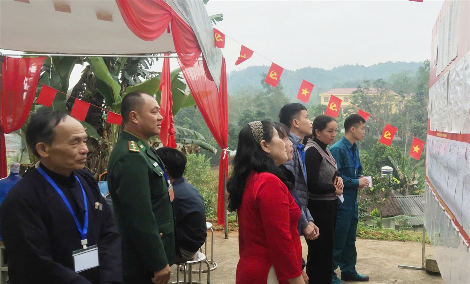 Người dân xã biên giới Kháng Chiến, tỉnh Lạng Sơn đi bầu cử