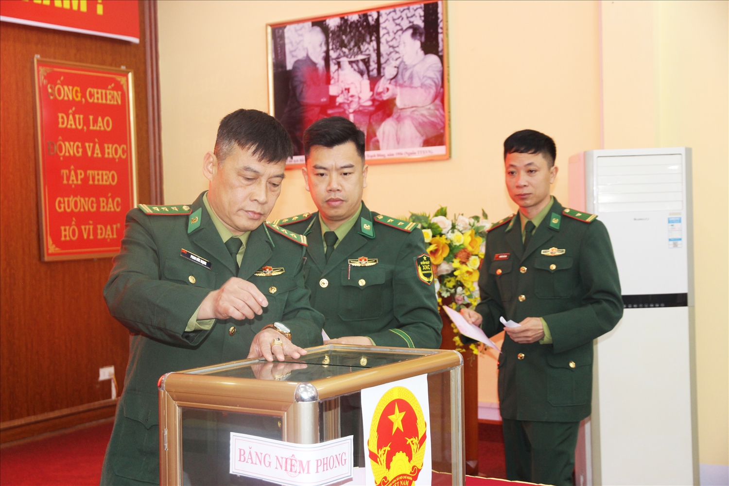 5h30 sáng ngày 15/3 Đồn Biên phòng Cửa khẩu quốc tế Lào Cai tổ chức bầu cử sớm để cán bộ, chiến sỹ đi thực hiện nhiệm vụ