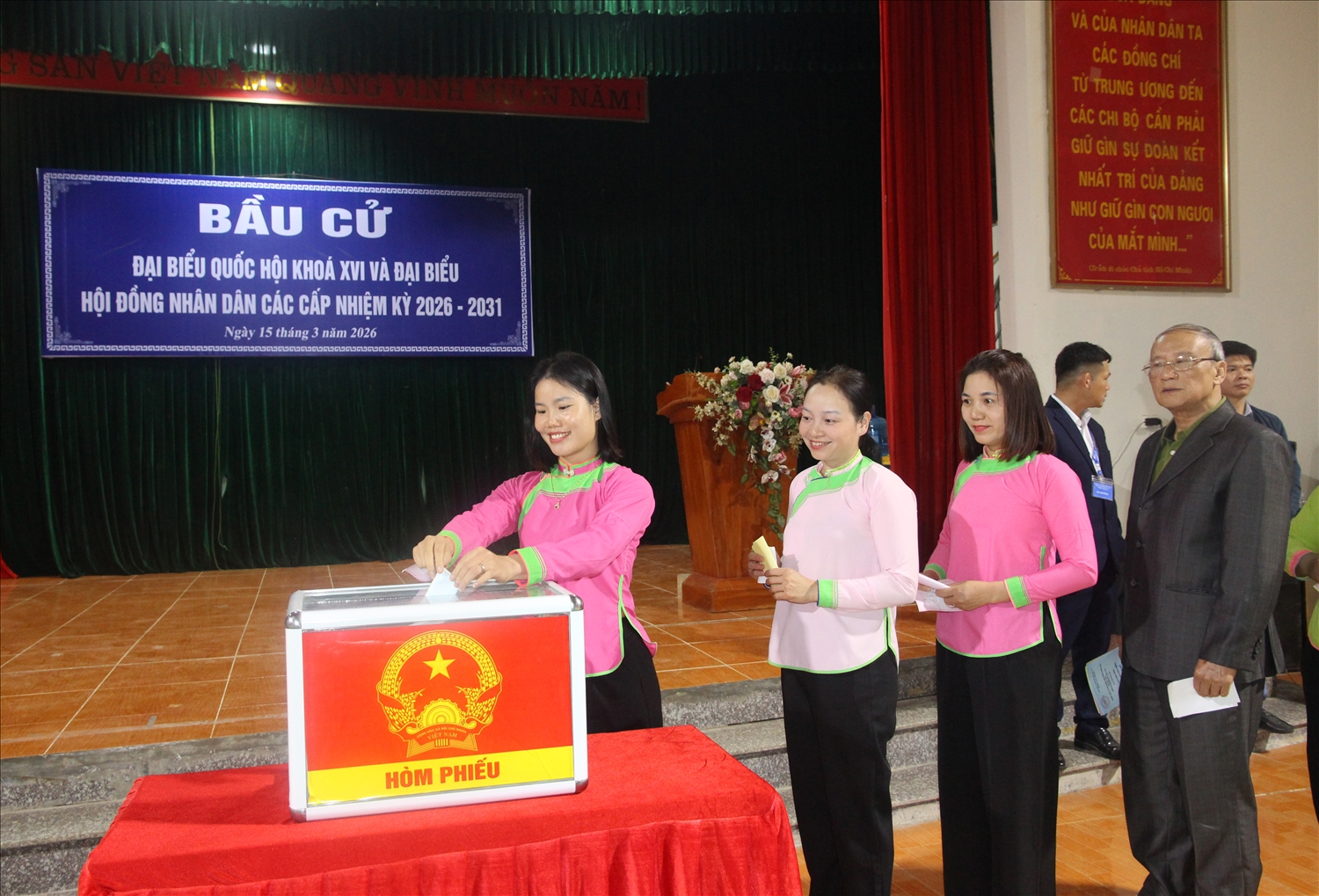 Cử tri dân tộc Giáy đi bầu cử tại điểm bầu cử số 9 xã Bát Xát, tỉnh Lào Cai