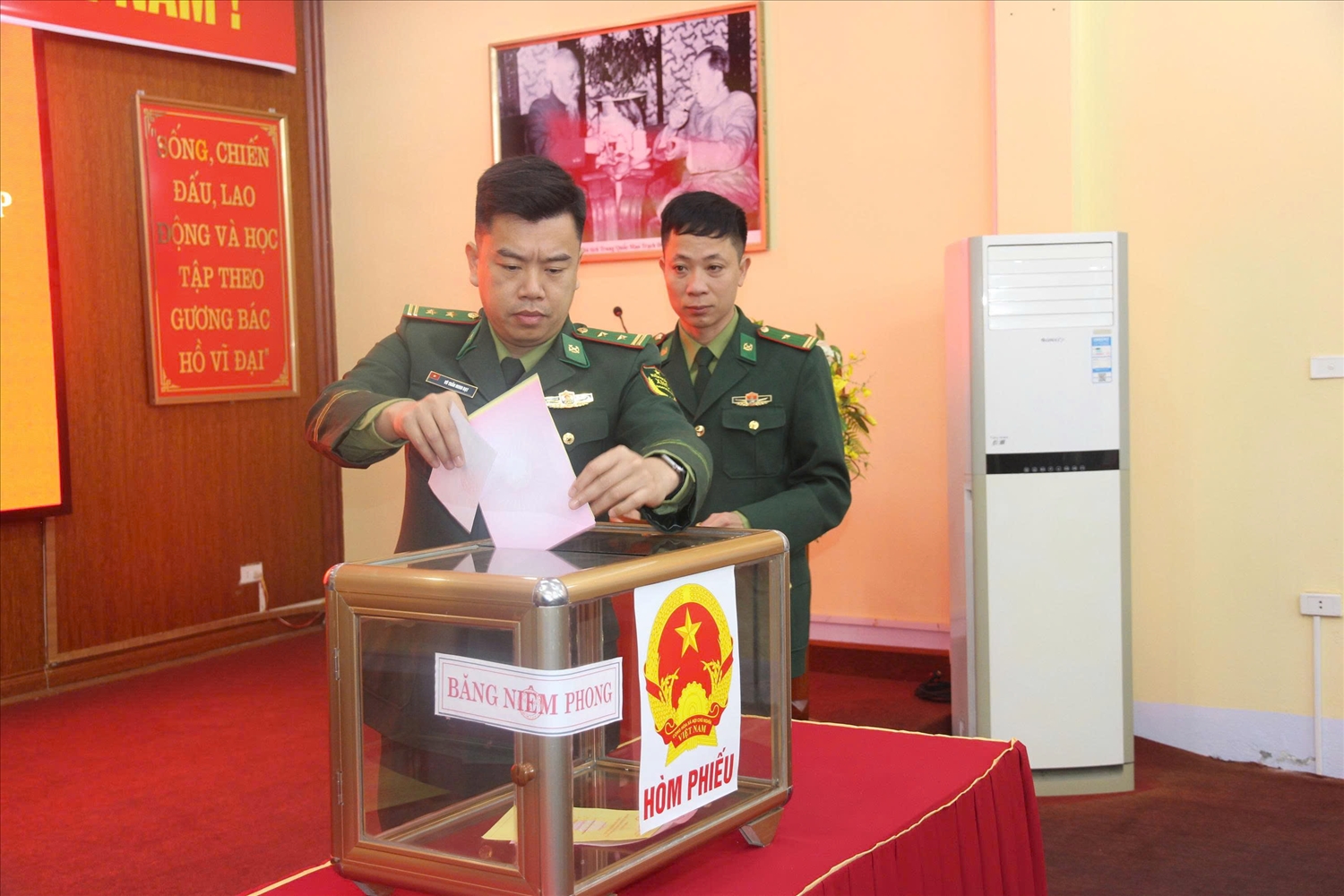 Đồng bào các dân tộc các địa phương nô nức đi bầu cử 16