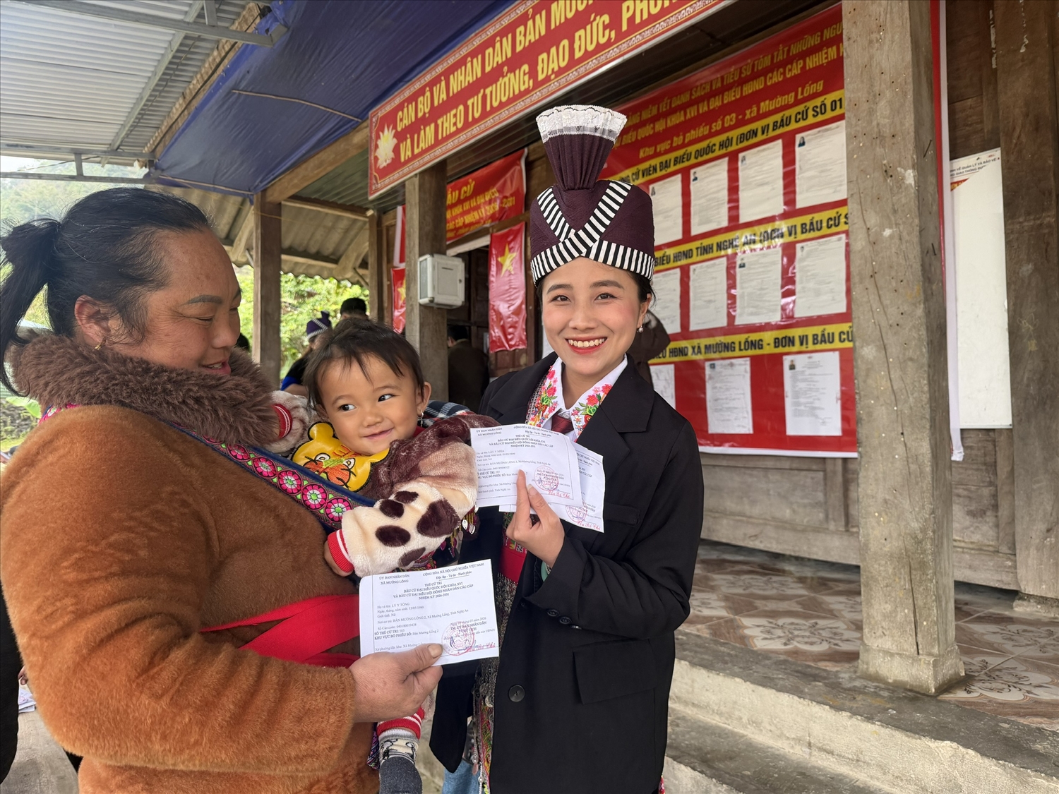 Đồng bào Mông ở xã Mường Xén tỉnh Nghệ An đi bầu cử