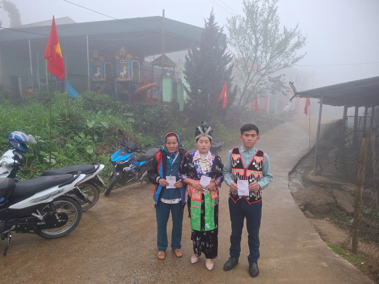 Người Mông ở bản Phù Khả 1, xa. Na Ngoi tỉnh Nghệ An đi bầu cử