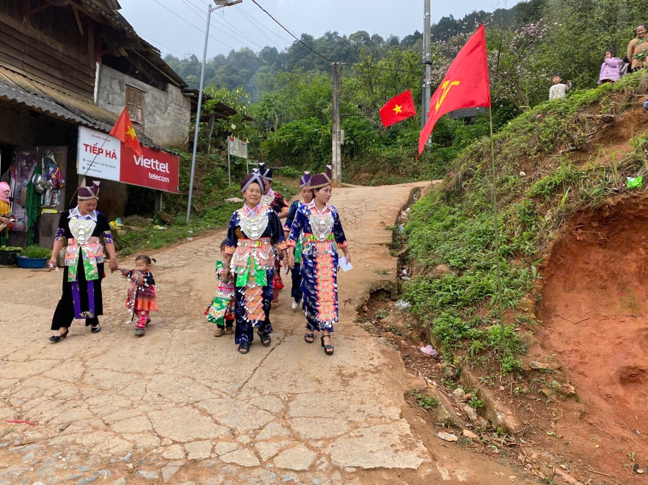 Đồng bào Mông ở xã Mường Xén tỉnh Nghệ An đi bầu cử