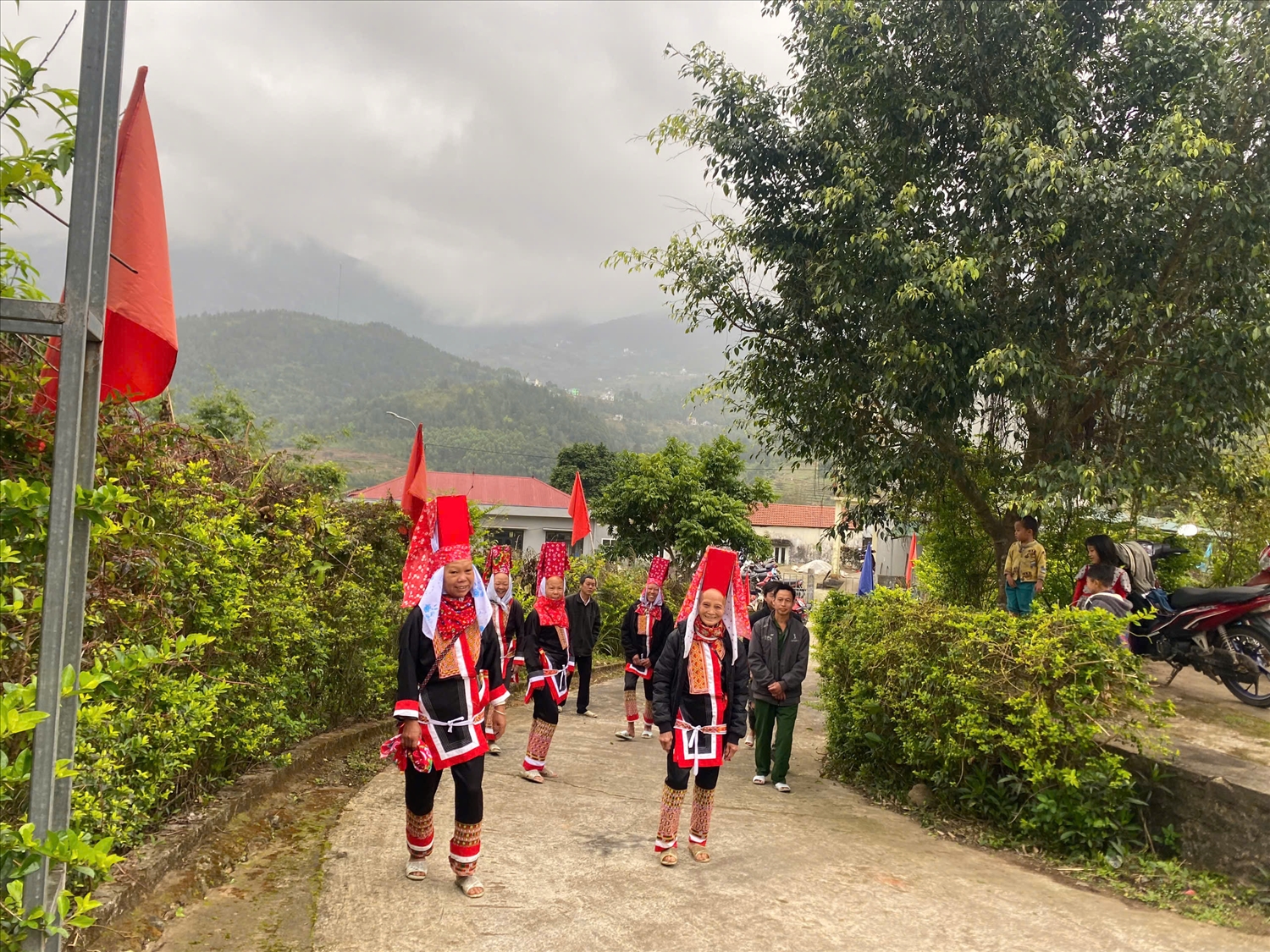 Người dân các thôn, bản vùng cao tỉnh Quảng Ninh hào hứng đến khu vực bỏ phiếu từ rất sớm