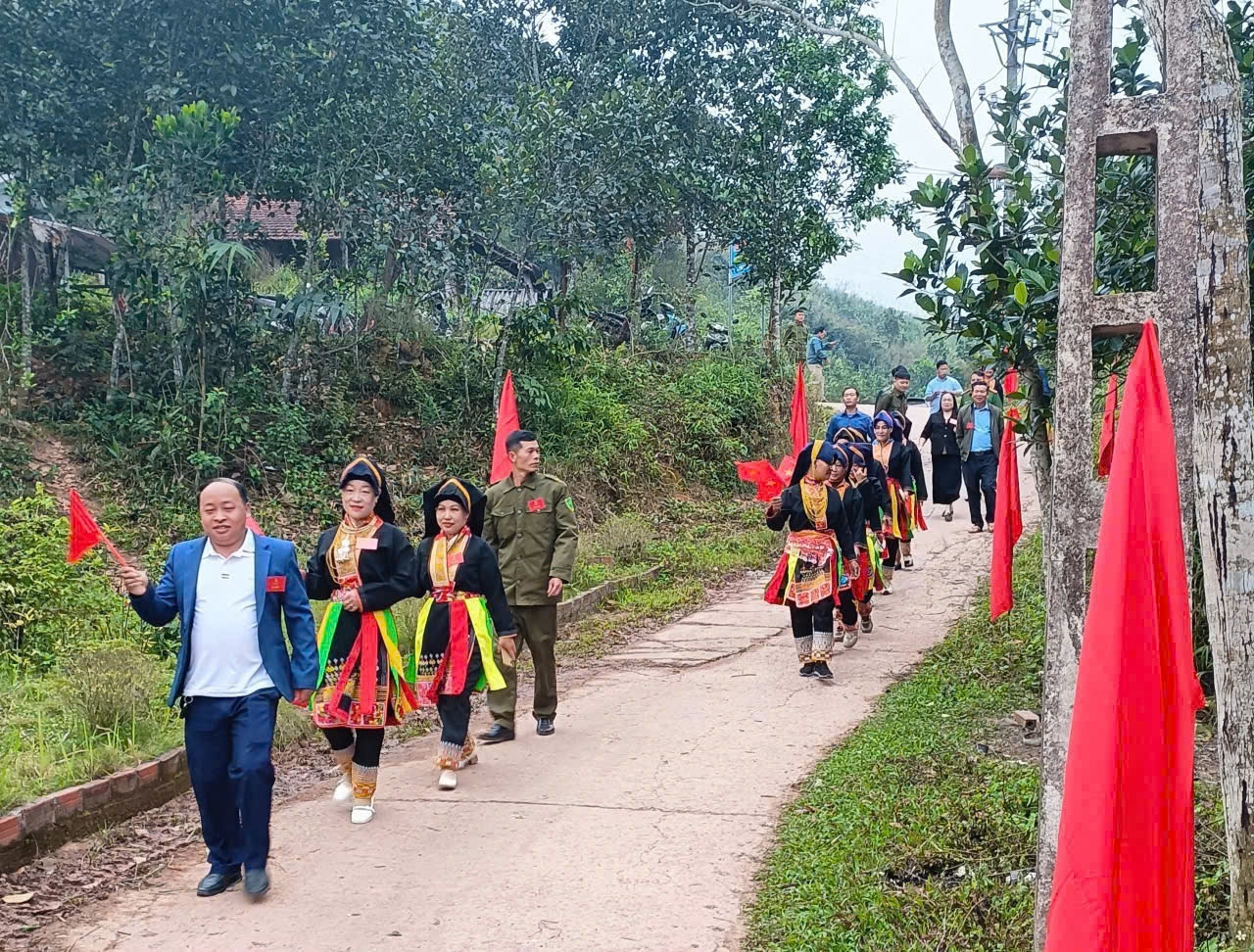 Trên những con đường, cử tri xã vùng cao Lương Minh (Quảng Ninh) hào hứng đến khu vực bỏ phiếu