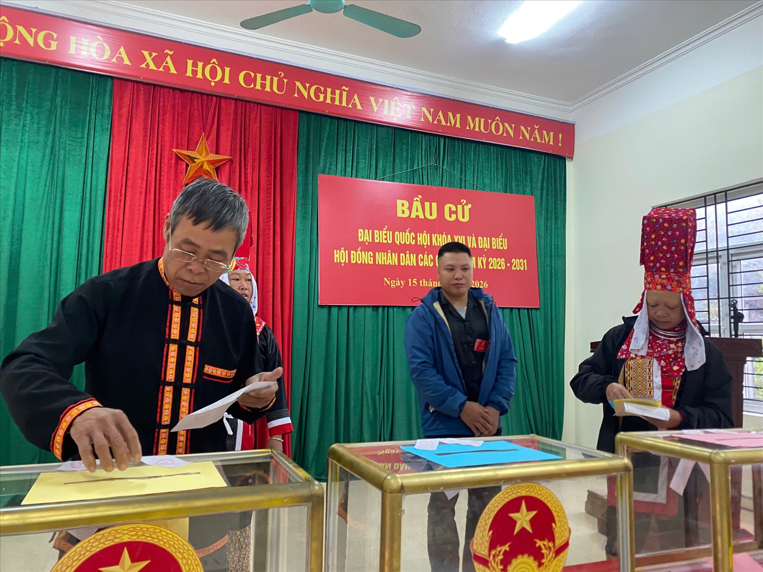 Cử tri xã Hoành Mô (Quảng Ninh) bỏ phiếu từ sáng sớm