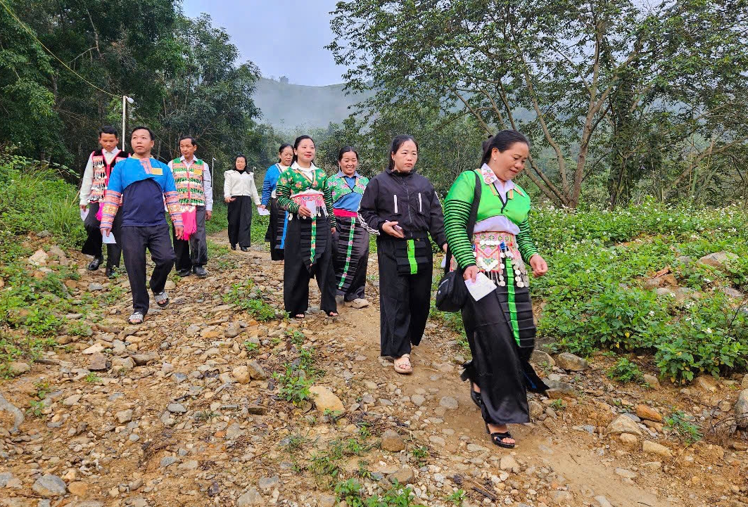 Cử tri xã vùng cao Nhi Sơn, tỉnh Thanh Hóa đi bầu cử