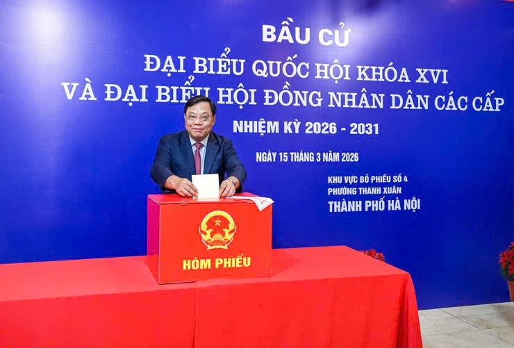 Bộ trưởng Đào Ngọc Dung bỏ phiếu tại phường Yên Hòa, Hà Nội 11