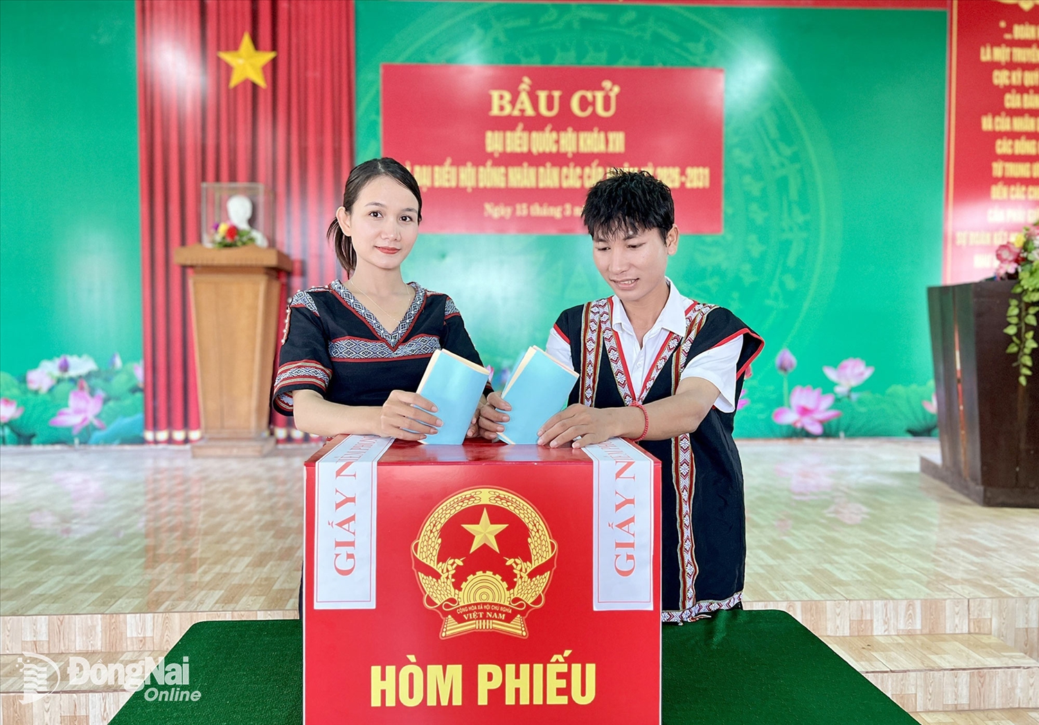 Cử tri ấp 8C, xã Lộc Thạnh, tỉnh Đồng Nai phấn khởi đi bỏ phiếu bầu cử. Ảnh: Thanh Tuyền
