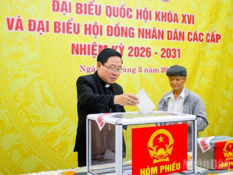 Giám mục Đặng Văn Cầu bỏ lá phiếu bầu cử (Ảnh MH).