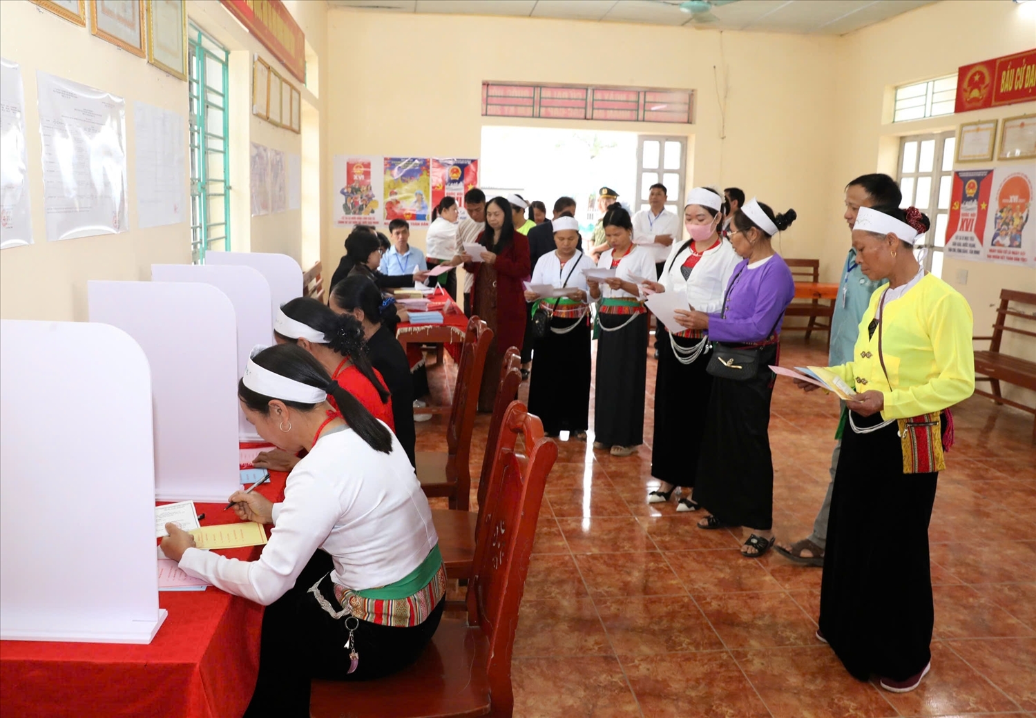 ĐỞ vùng miền núi Nho Quan, Cúc Phương (Nình Bình) – nơi có đông đồng bào dân tộc Mường sinh sống – không khí ngày bầu cử diễn ra sôi nổi ngay từ sáng sớm.