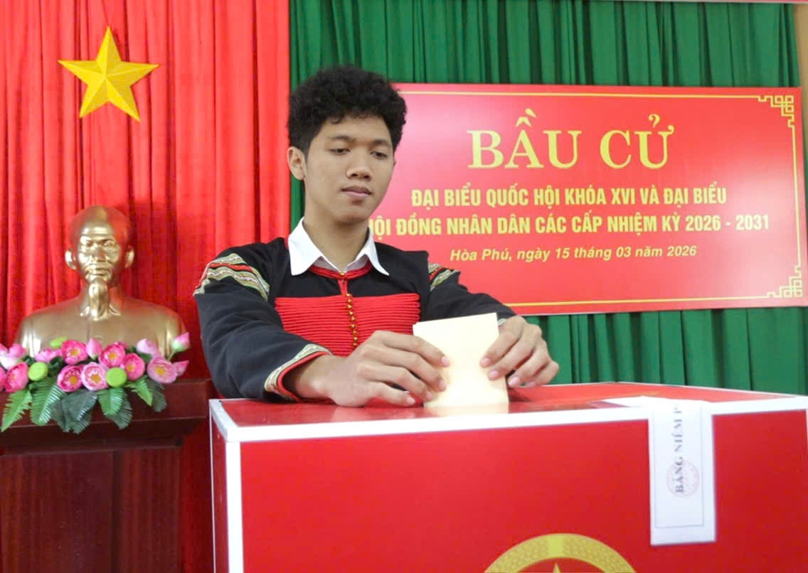 Đồng bào dân tộc tại các địa phương nô nức đi bầu cử 19