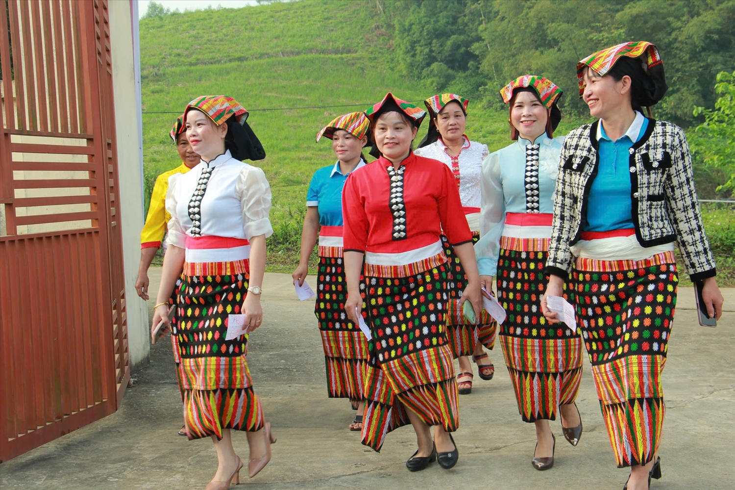 Đồng bào các dân tộc vùng cao Thanh Hóa hân hoan đi bầu cử đại biểu Quốc hội khóa XVI và đại biểu Hội đồng nhân dân các cấp nhiệm kỳ 2026-2031, thực hiện quyền và nghĩa vụ công dân.