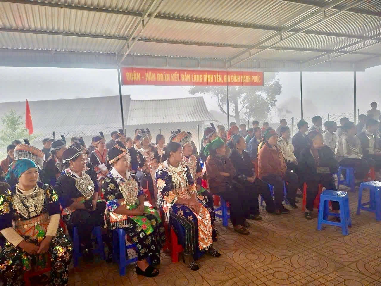 Từ mờ sáng đông đảo cử tri người Mông ở bản Phù Khả 1 xã Na Ngoi rẽ sương đi bầu cử - Ảnh: T.H