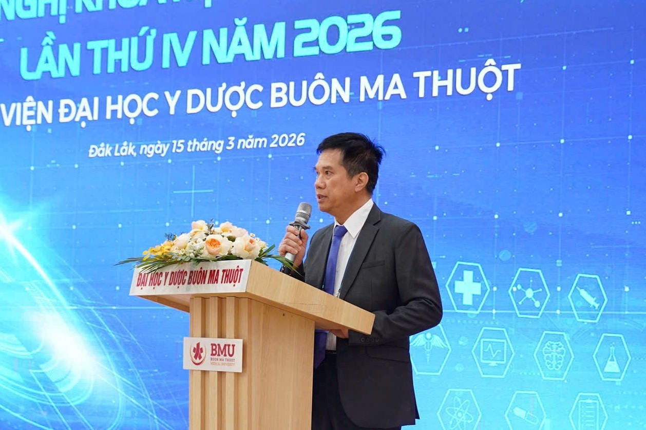 BS.CKII BS Võ Minh Thành, Giám đốc Bệnh viện Đại học Y Dược Buôn Ma Thuột chia sẻ tại hội nghị