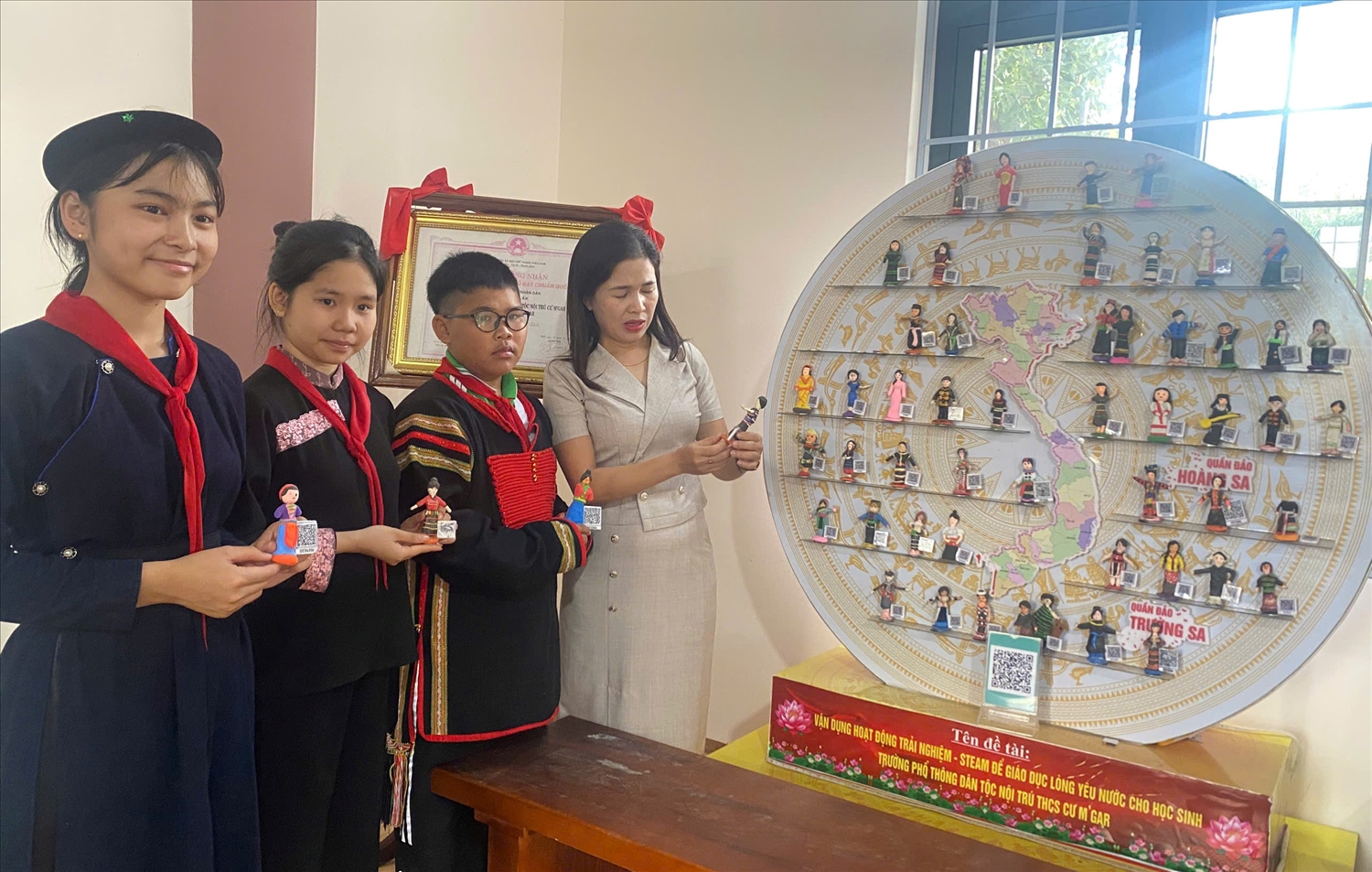 Cô giáo và nhóm tác giả trao đổi về dự án