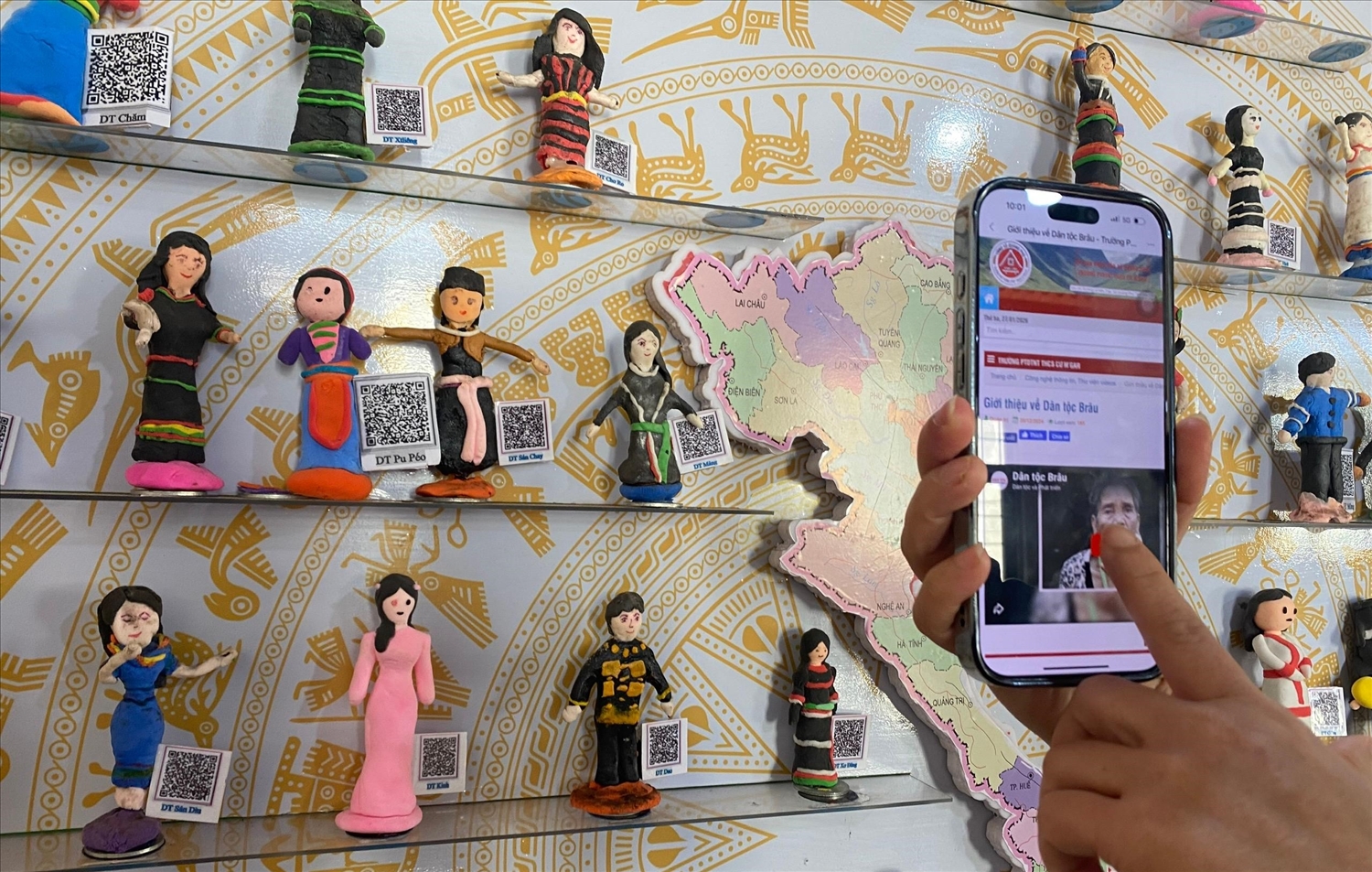 Quét mã QR để tra cứu thông tin từng dân tộc