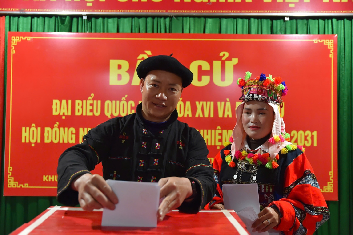 Cử tri xã Lũng Cú thực hiện bỏ phiếu bầu.