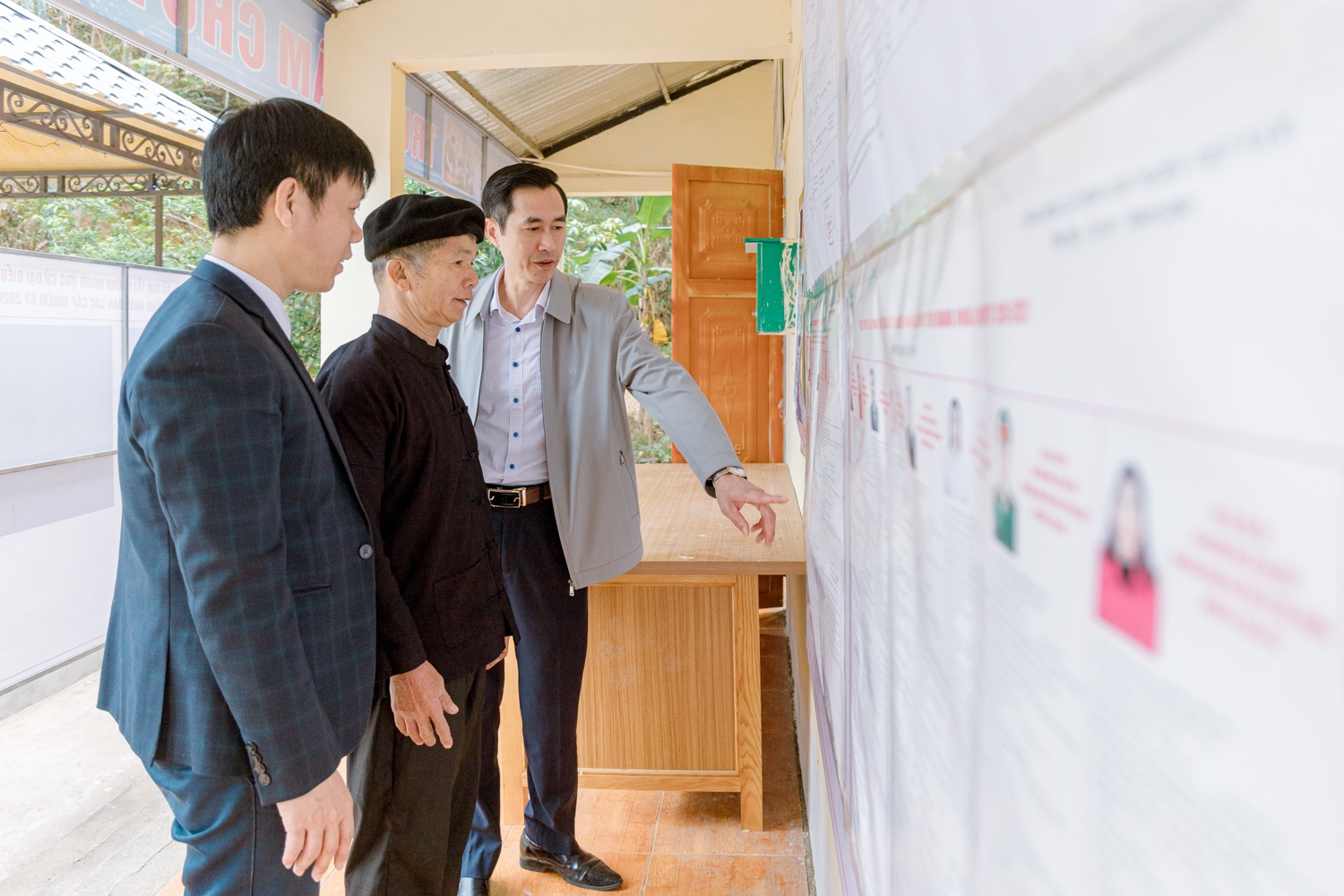 Ở thôn Bản Qua 1, xã Tân Tiến, ông Lý Văn Sinh, dân tộc Nùng, cũng là Người có uy tín được Nhân dân tin tưởng. Trong những ngày chuẩn bị cho cuộc bầu cử, ông Lý Văn Sinh thường xuyên tham gia các buổi họp thôn để tuyên truyền, nhắc nhở bà con thực hiện đúng quy định. Theo ông Sinh, ở vùng cao, nhiều người dân bận rộn với công việc nương rẫy, nên đôi khi chưa nắm đầy đủ thông tin, vì vậy Người có uy tín cần kiên trì giải thích để bà con hiểu rõ.