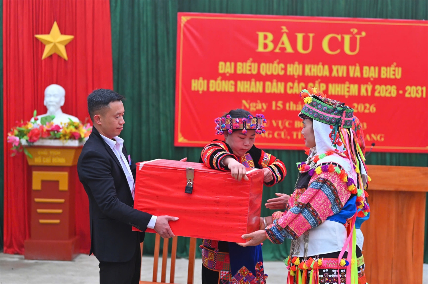 Khu vực bỏ phiếu số 3 của xã Lũng Cú, được đặt tại làng Lô Lô Chải nằm dưới chân cột cờ Lũng Cú.