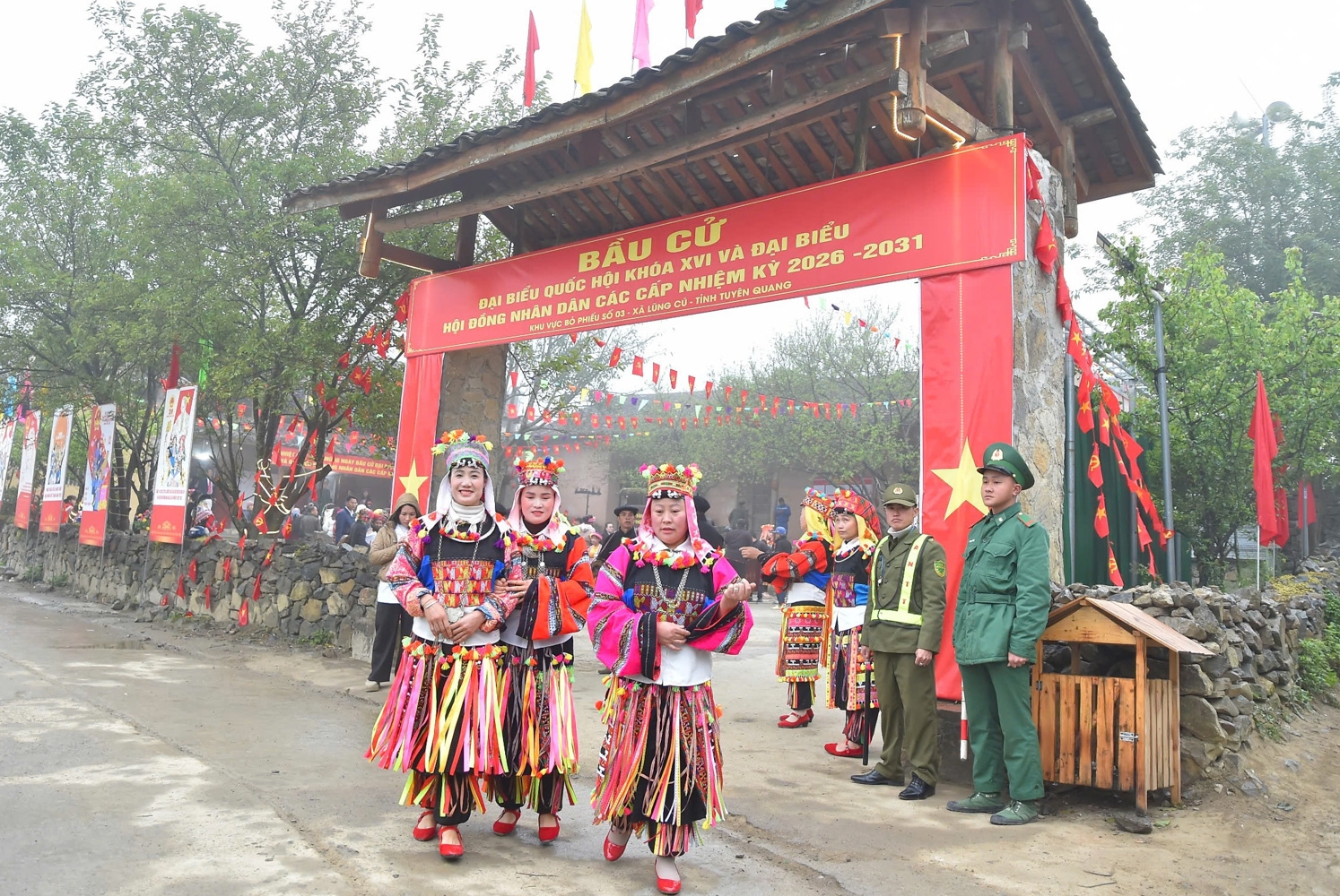 Trước đó, để chuẩn bị cho ngày hội lớn của đất nước, công tác tuyên truyền, trang trí khánh tiết, các phương án đảm bảo an ninh trật tự tại xã Lũng Cú đã được triển khai đồng bộ. 