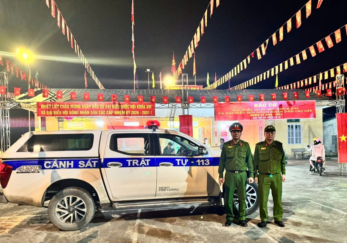 Cán bộ, chiến sĩ Cảnh sát trật tự, Cảnh sát 113 Phòng Cảnh sát QLHC về TTXH Công an tỉnh Tuyên Quang tuần tra, bảo đảm an ninh trật tự tại khu vực bỏ phiếu trước thềm Cuộc bầu cử đại biểu Quốc hội khóa XVI và đại biểu HĐND các cấp nhiệm kỳ 2026–2031.