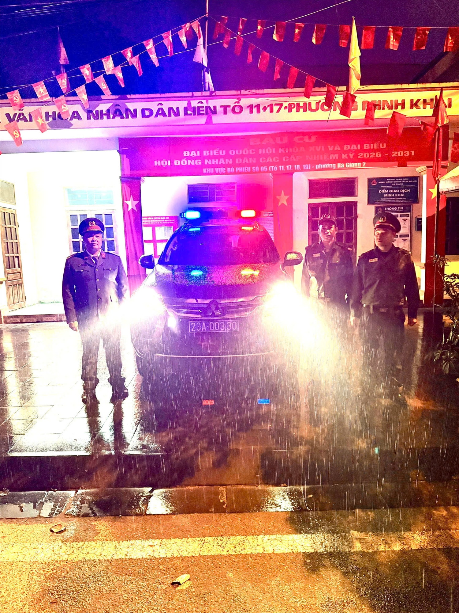 Cán bộ, chiến sĩ Cảnh sát 113 làm nhiệm vụ bảo đảm ANTT trong mưa