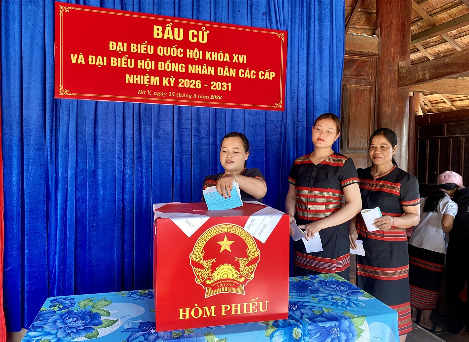 Cử tri người Brâu, làng Đăk Mế, xã Bờ Y bỏ phiếu bầu cử. (Ảnh: Ngọc Chí)