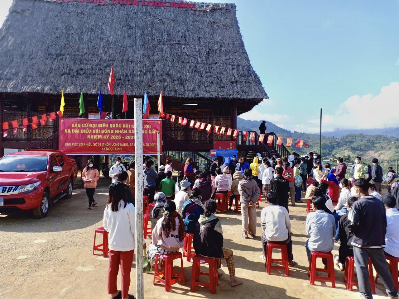 Đồng bào Xơ Đăng thôn Long Năng, xã Ngọc Linh tập trung về nhà rông để tham gia bỏ phiếu bầu cử. (Ảnh: Ngọc Chí)
