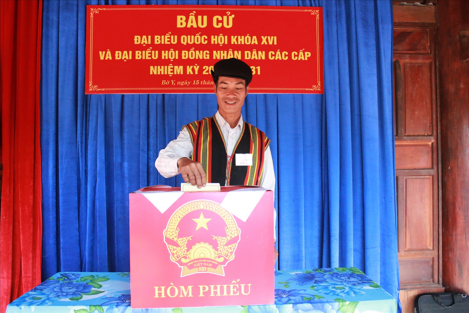 Ông A Dua, già làng làng Đăk Mế, xã Bờ Y bỏ phiếu bầu cử và tin rằng các đại biểu khi trúng cử sẽ thực hiện đúng những lời cam kết với cử tri. (Ảnh: Ngọc Chí