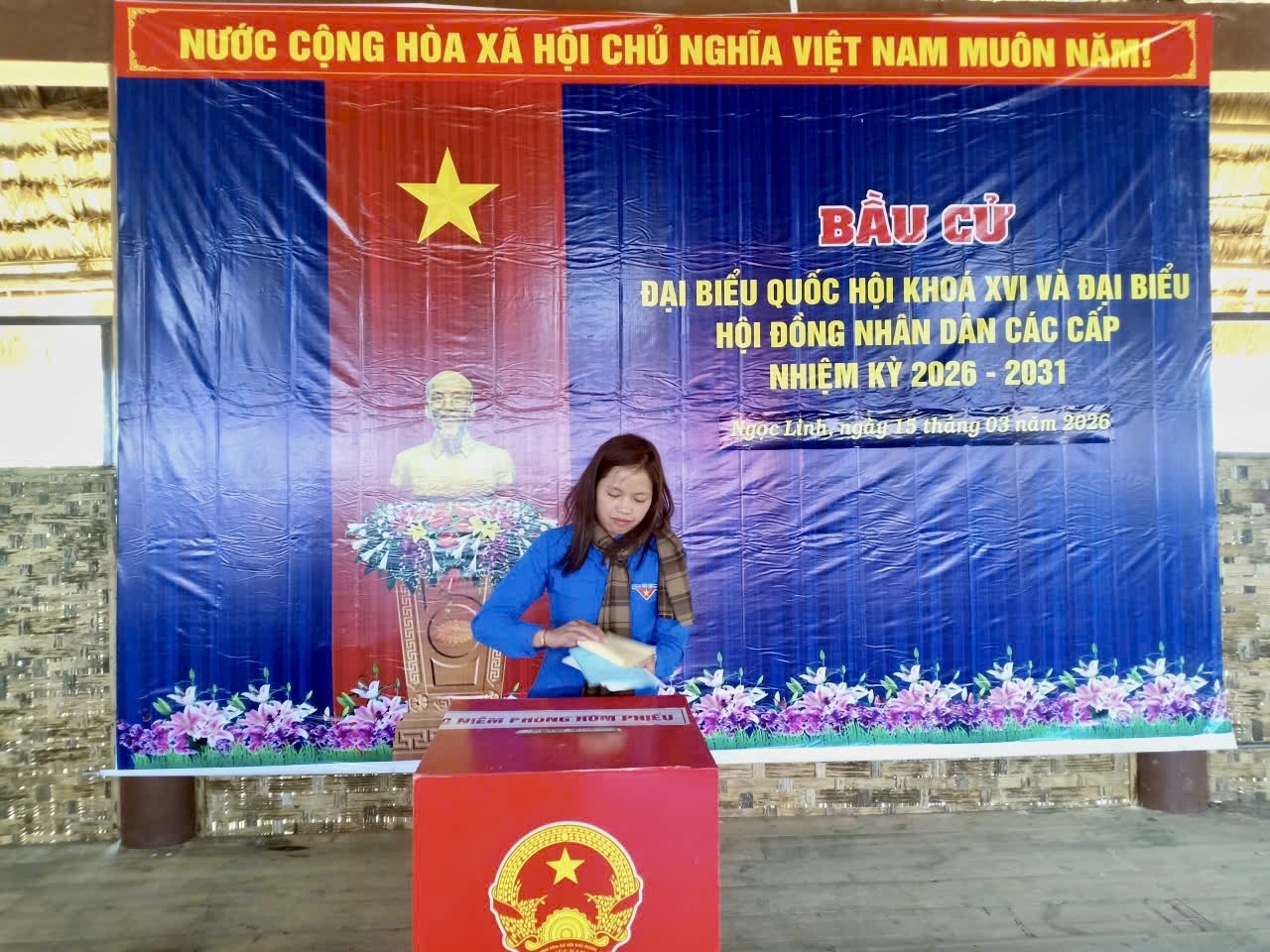 Cử tri thôn Long Năng, xã Ngọc Linh bỏ phiếu bầu cử. (Ảnh: Ngọc Chí)