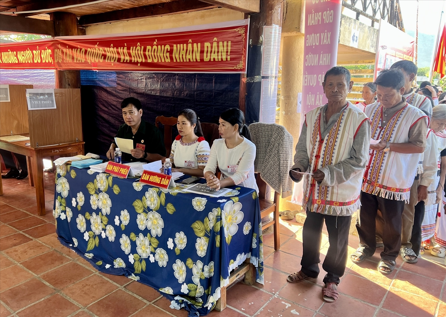 Đồng bào Rơ Măm ở làng Le, xã Mô Rai xếp hàng ngay ngắn chờ đến lượt bỏ phiếu bầu cử. (Ảnh: Ngọc Chí)