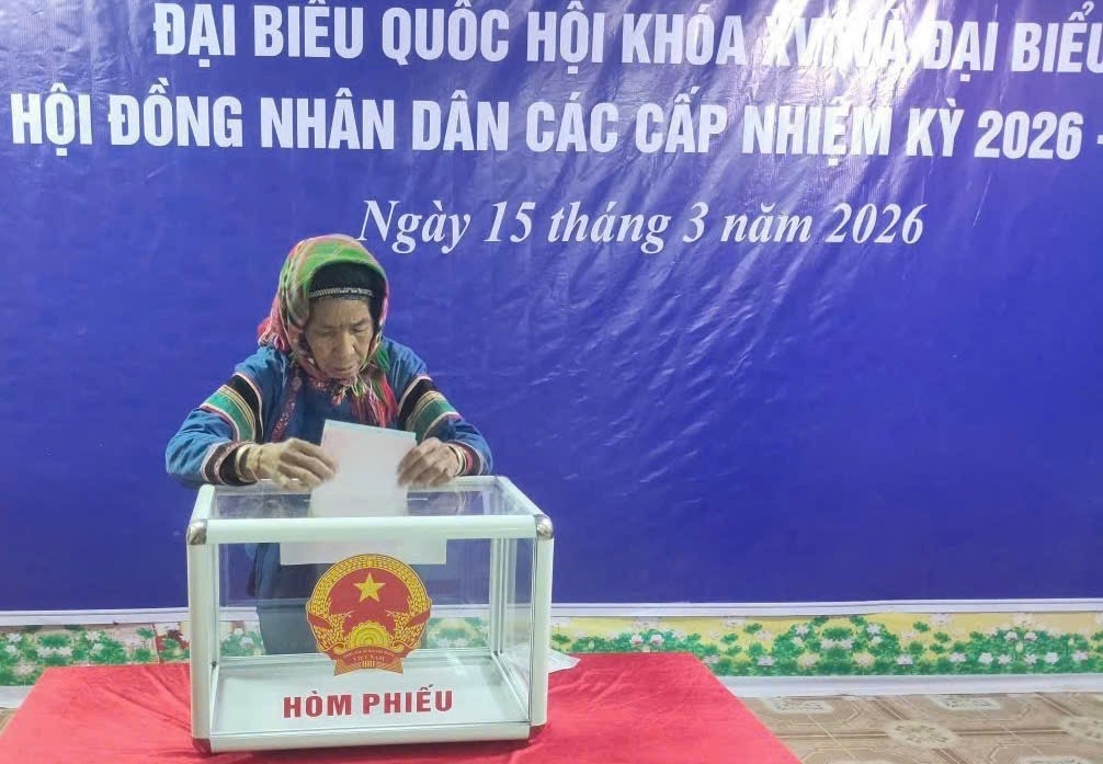 Cử tri vùng cao Pha Long đi bỏ phiếu bầu cử (Ảnh Trọng Bảo)