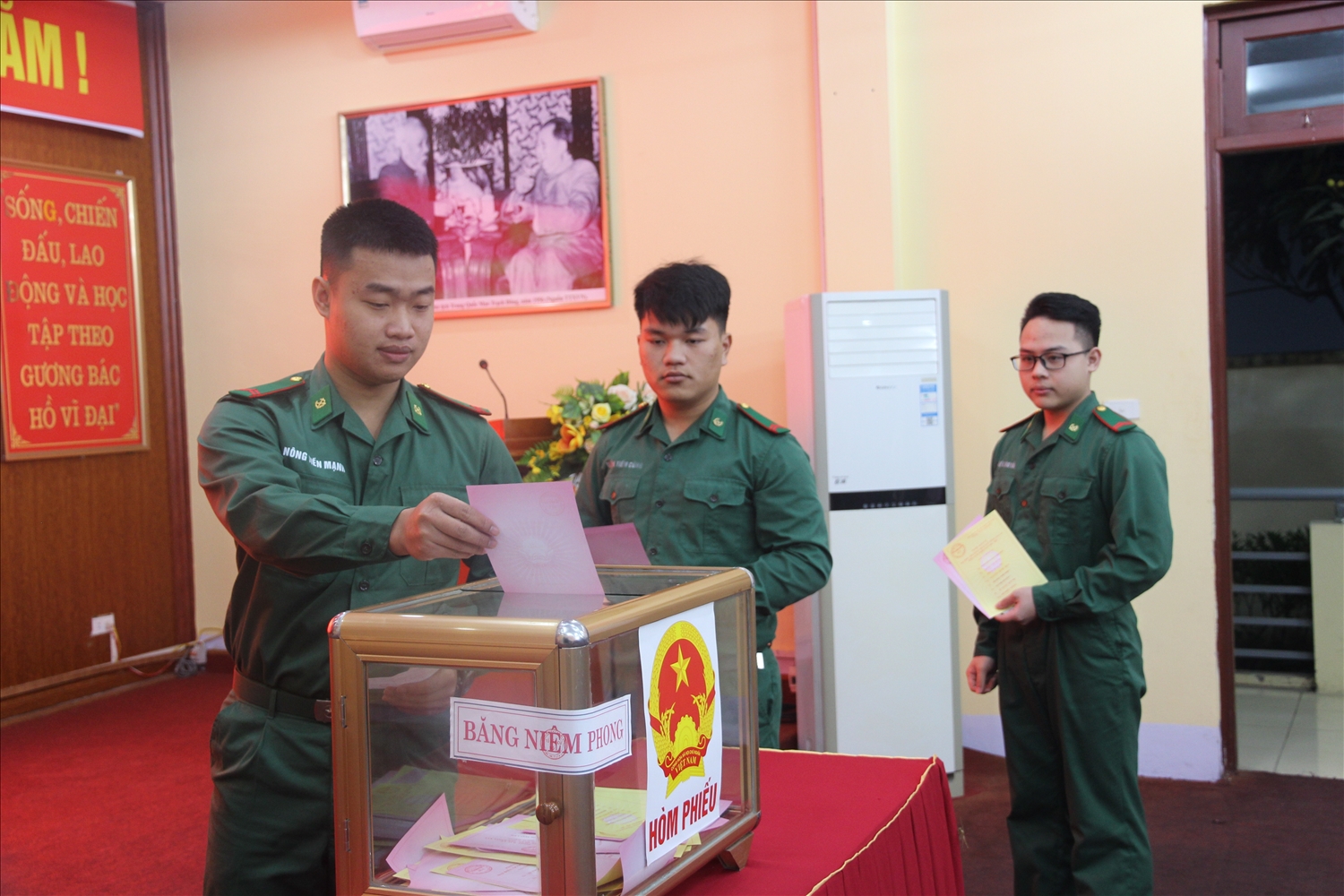 Chiến sỹ trẻ Trần Tiến Công tự hào, hạnh phúc khi lần đầu tiên được cầm lá phiếu đi bầu cử (Ảnh Trọng Bảo)