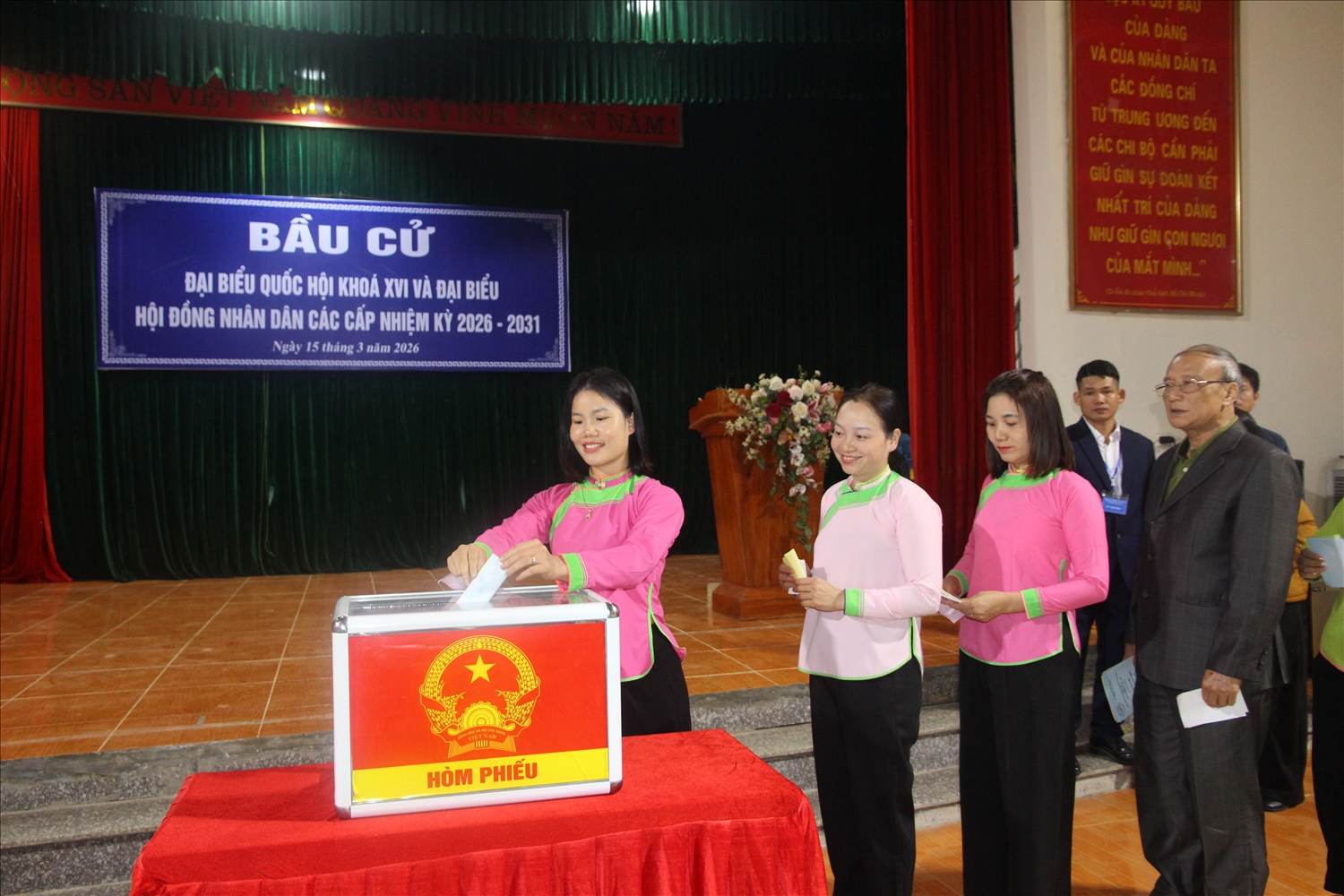 Cử tri dân tộc Giáy xã Bát Xát đi bầu cử (Ảnh Trọng Bảo)