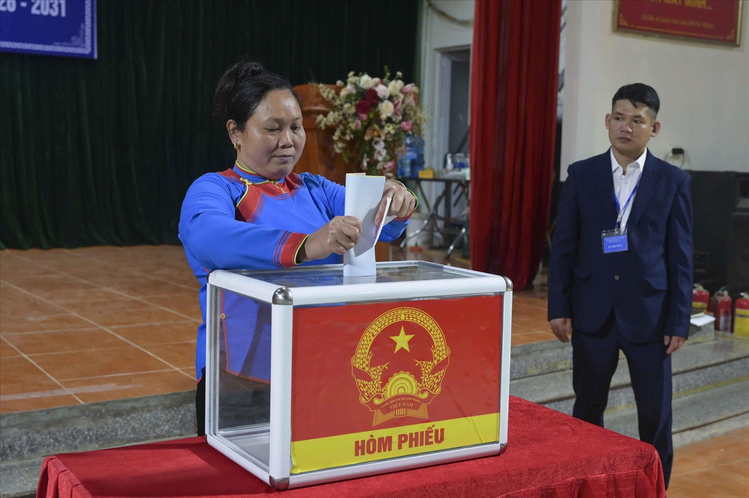 Chị Khàng Thị Niệm mong muốn những đại biểu trúng cử sẽ tiếp tục quan tâm đến đồng bào vùng sâu, vùng xa (Ảnh Trọng Bảo)