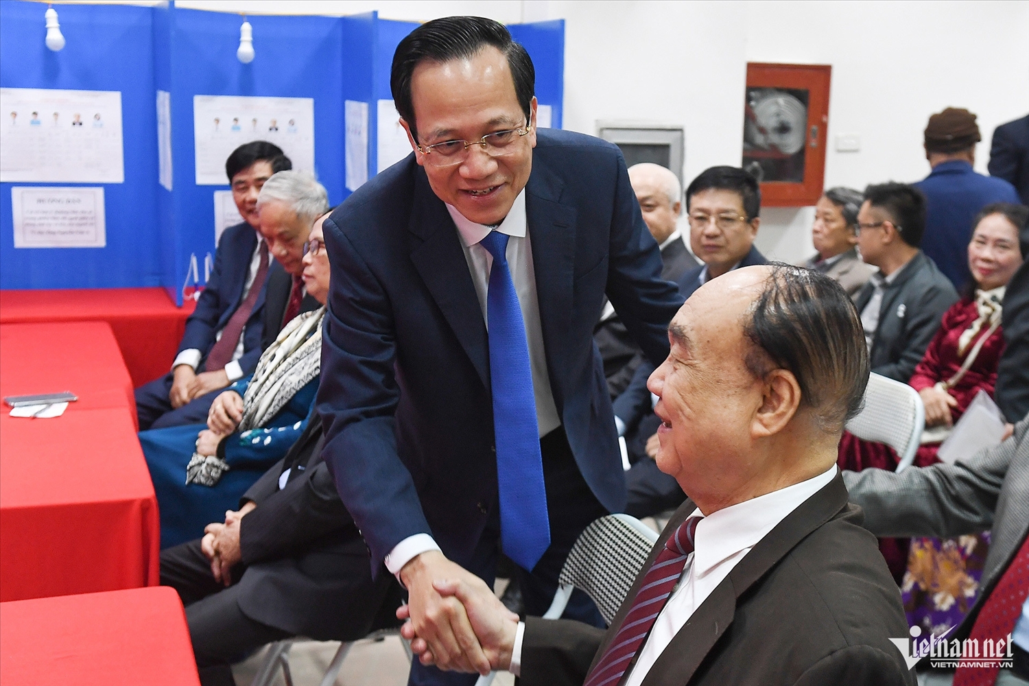 Bộ trưởng Đào Ngọc Dung bỏ phiếu tại phường Yên Hòa, Hà Nội 2