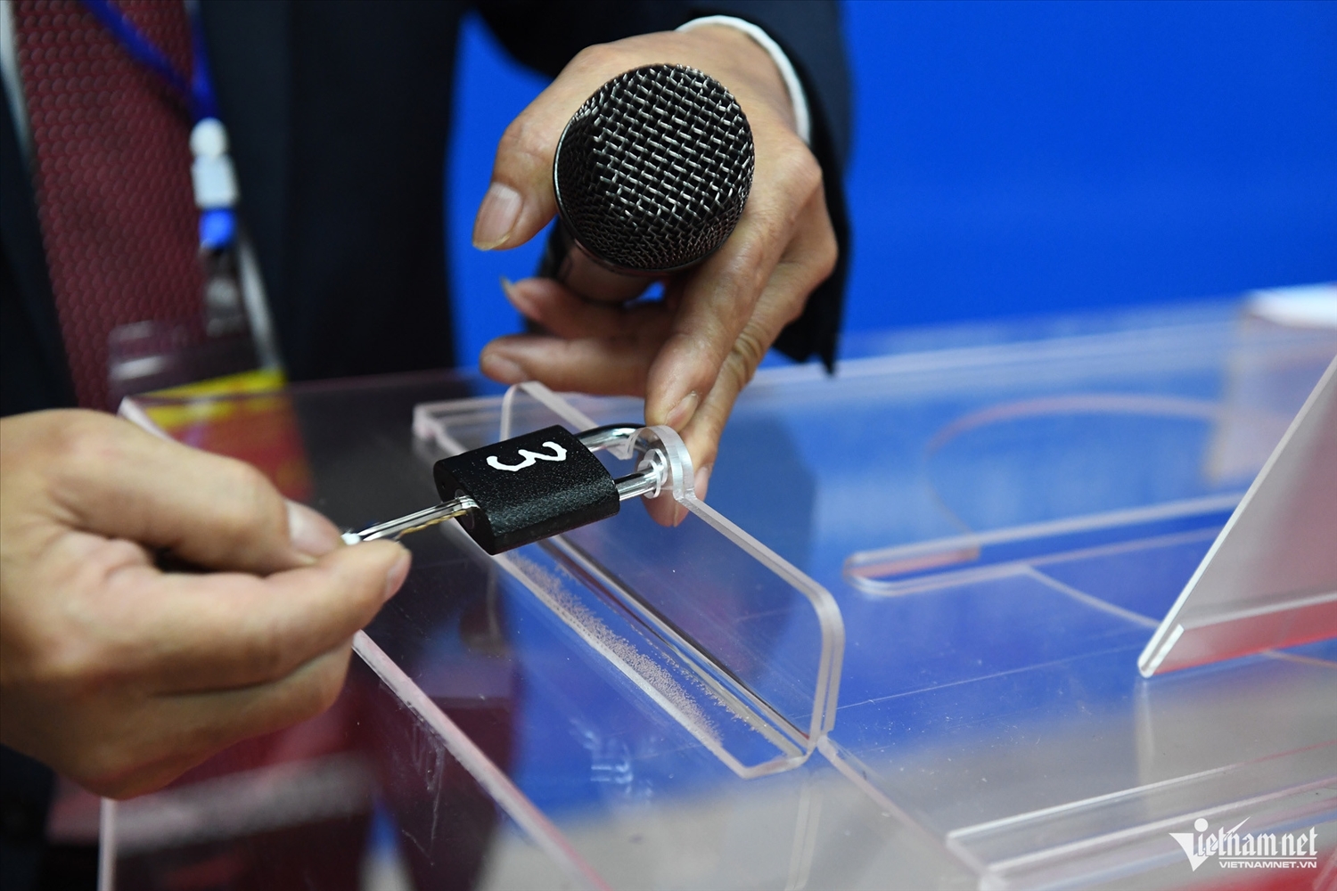 Bộ trưởng Đào Ngọc Dung bỏ phiếu tại phường Yên Hòa, Hà Nội 6