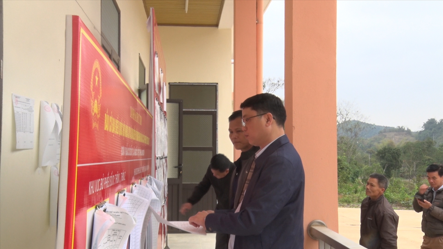 Cử tri xã Quốc Việt có mặt từ sớm để bỏ phiếu