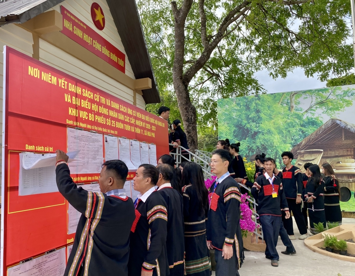 Đồng bào Tây Nguyên tìm hiểu lại một lần nữa danh sách các ứng cử viên