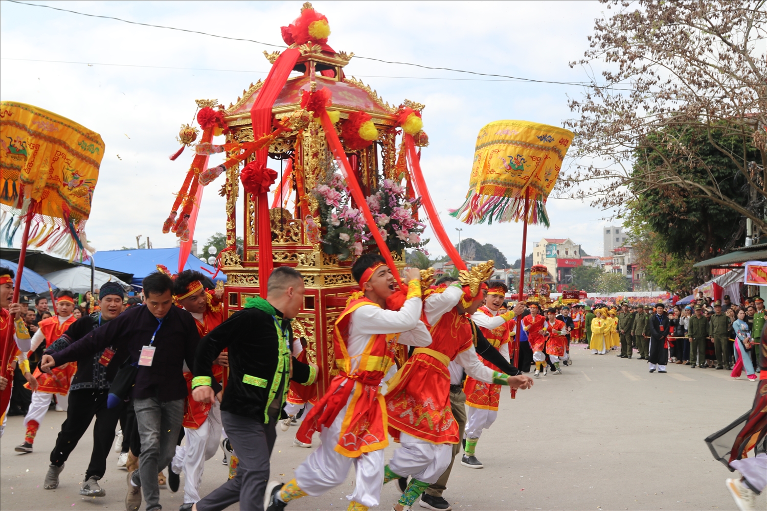Màn xoay kiệu tại Lễ hội