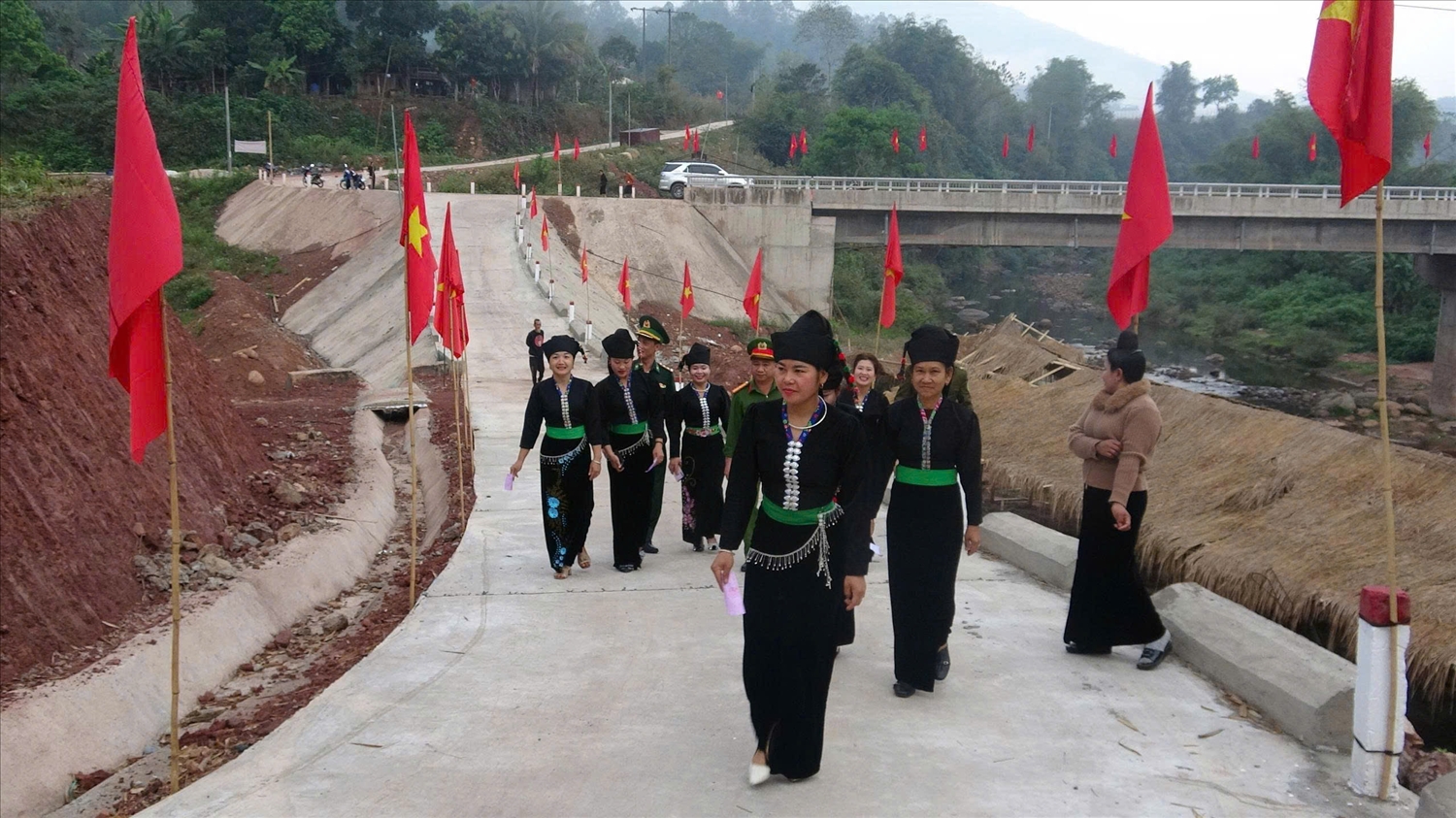 Đồng bào dân tộc Cống ở xã Nậm Kè, tỉnh Điện Biên có mặt từ sáng sớm đi bỏ phiếu bầu cử- Ảnh Lương Hiền