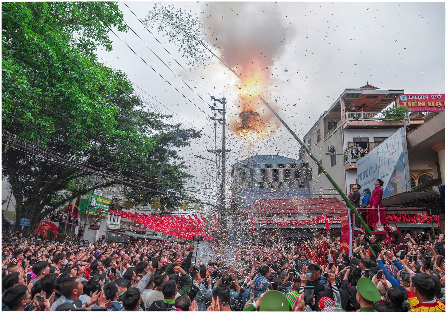 Hội cướp đầu pháo thu hút đông đảo Đông đảo Nhân dân và du khách thập phương 