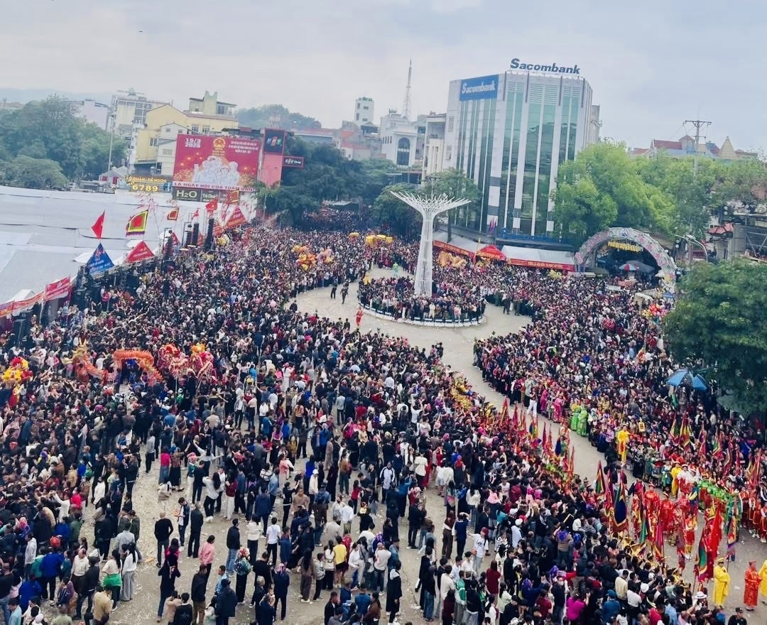Hàng nghìn du khách đến trẩy hội