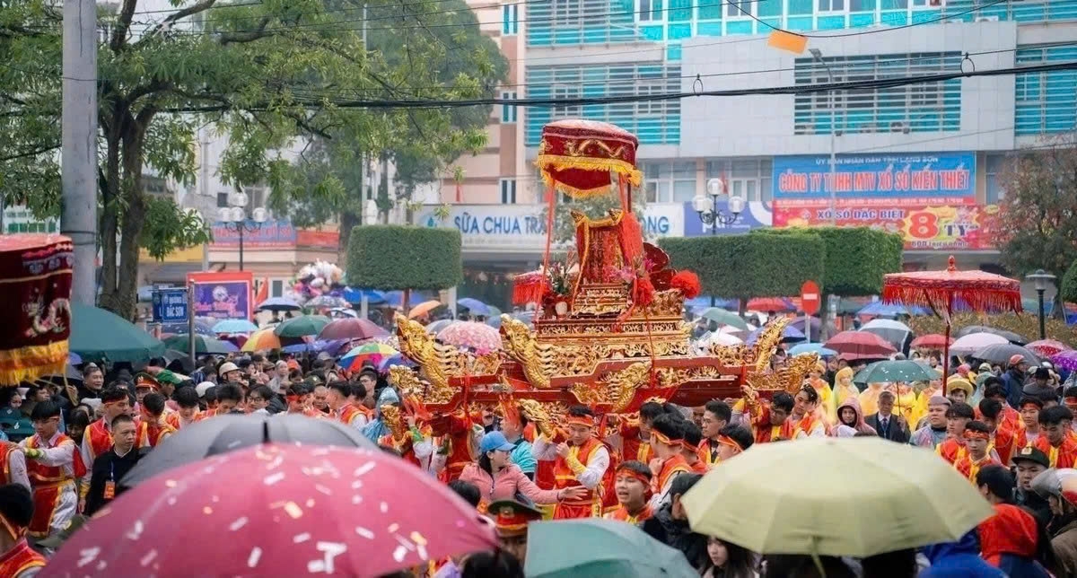 Đúng 12 giờ trưa, đoàn rước kiệu di chuyển từ đền Tả Phủ về đền Kỳ Cùng