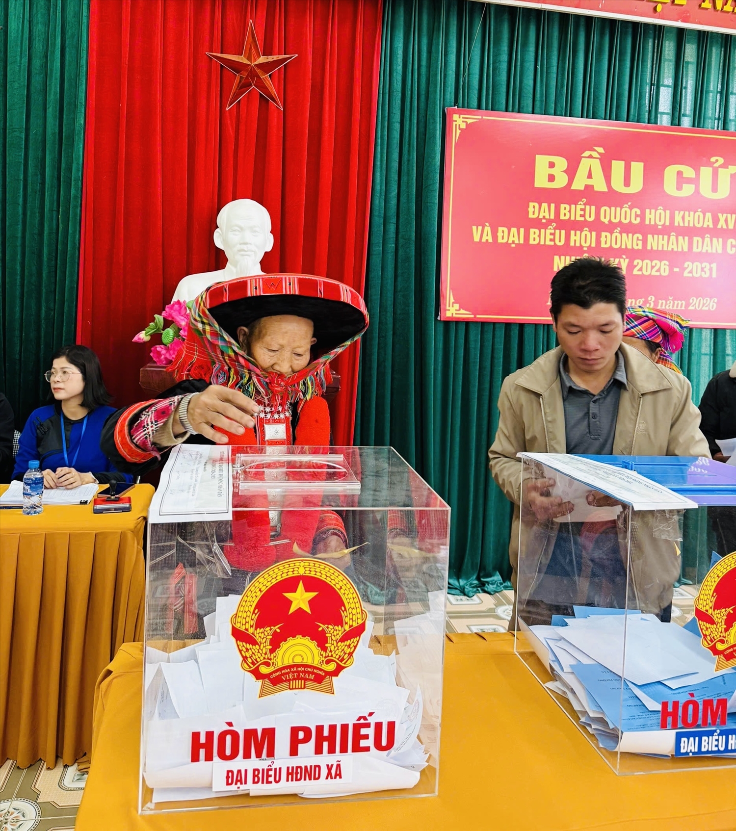 Cử tri Tổ bầu cử số 5 xã Cô Ba, tỉnh Cao Bằng đi bầu cử